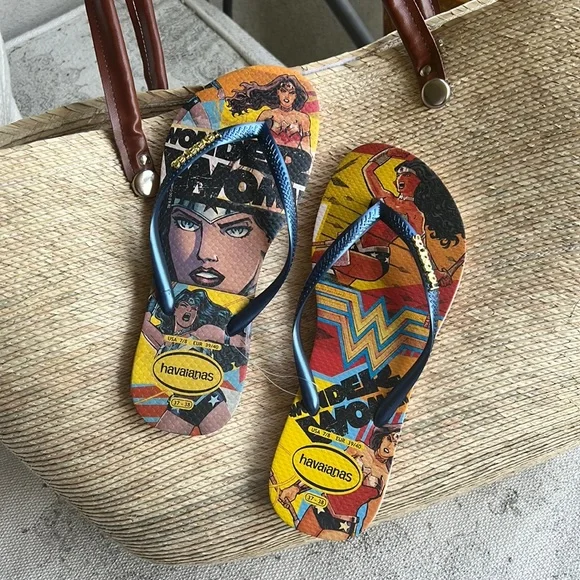 Wonder Woman havaianas flip flops NWT - Picture 1 of 5